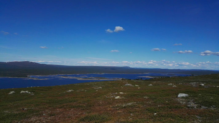 Der See Riebnes im Sonnenschein