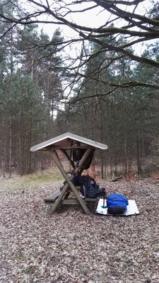 Mein Nachtlager neben einem Picknicktisch