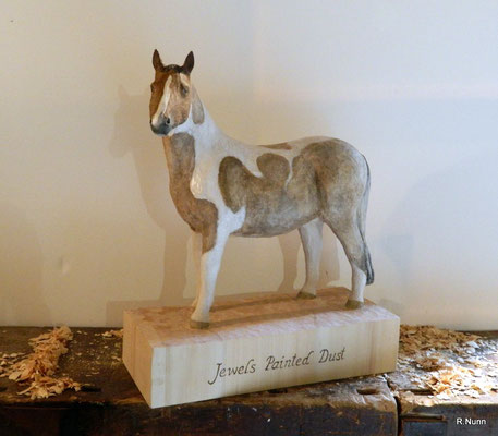 Pferdeskulptur aus Holz