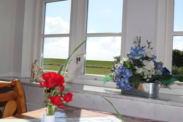 Esstisch in der Ferienwohnung Langeneß mit tollem Ausblick zum Deich