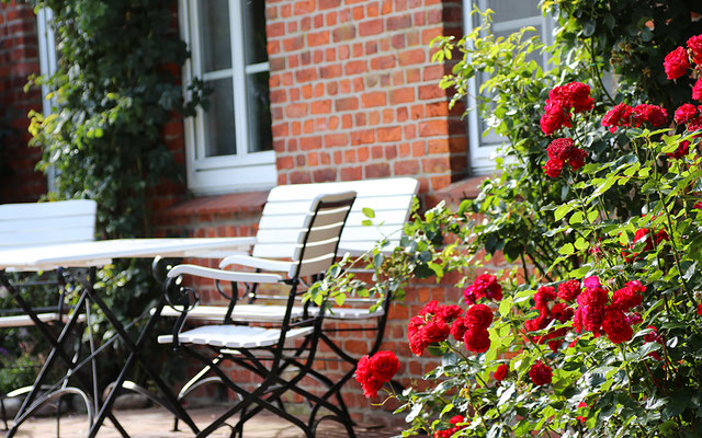 Romantische Sitzecke mit roten Rosen