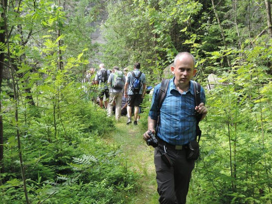 Unser Wanderführer Roland wendet sich hoffentlich nicht von seiner Gruppe ab!