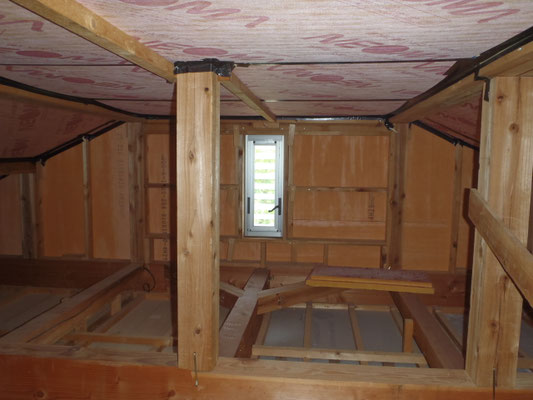 小屋裏 窓をあける
