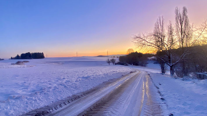 Sonnenaufgang im Januar mit Schnee und klirrender Kälte
