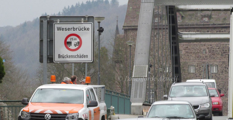 19. März 2014, einspurige Verkehrsführung auf der Brücke / Foto Lauenförde Aktuell