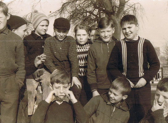 Auf dem Schulhof 1964