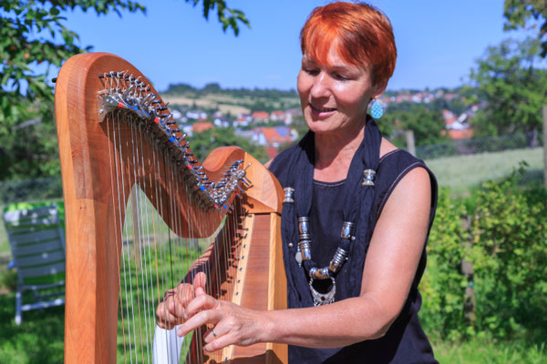 Angela Grether spielt hingebungsvoll das Musikstück "Champagnerperlen" von Christoph Pampuch.