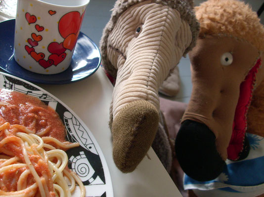 Bobby mit Mama Dodo beim Spaghetti-essen