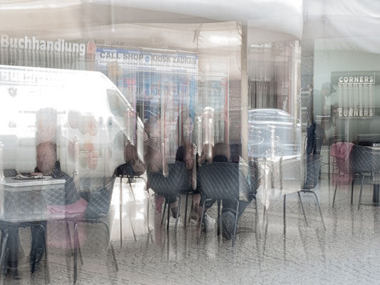 20. März - einen Tag später mussten auch Cafés und Restaurants schließen. Die Buchhandlung im Hintergrund musste schon früher schließen