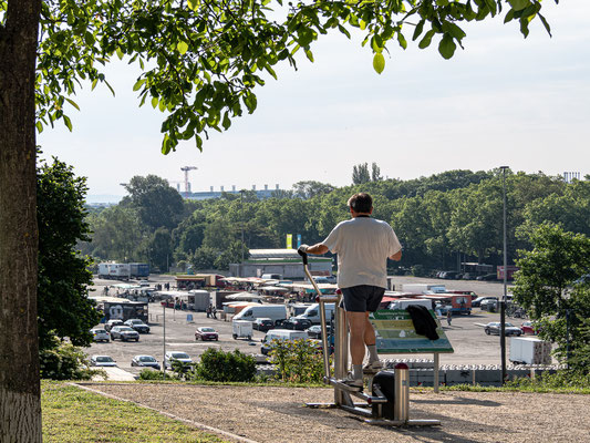 Fitness im Freien ist auch wieder erlaubt. Bornheimer mit Blick auf den verlegten Bornheimer Wochenmarkt an der Eissporthalle