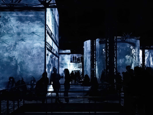 Atelier des Lumières. Als ich dort war, hatten die französischen Behörden bereits Versammlungen über 1000 Menschen verboten. Täglich guckte ich auf die Homepage, ob das Atelier noch offen war. Drinnen war es dann angenehm leer.