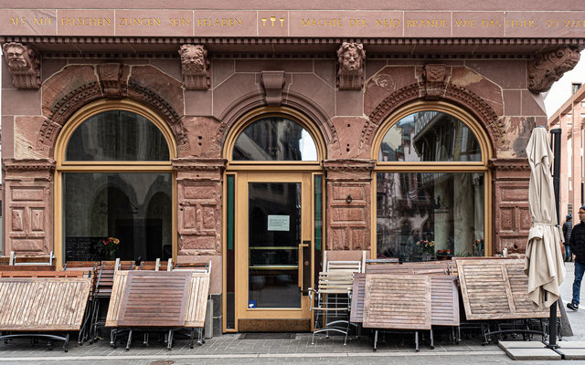 Die Stühle vor diesem Café in der Neuen Altstadt sind hochgeklappt