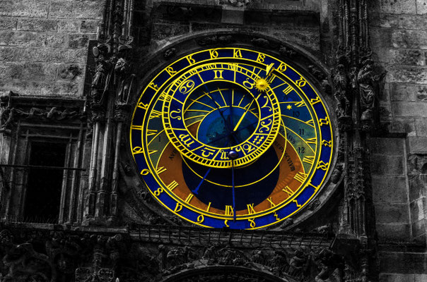 Uhr an Prager Hauswand