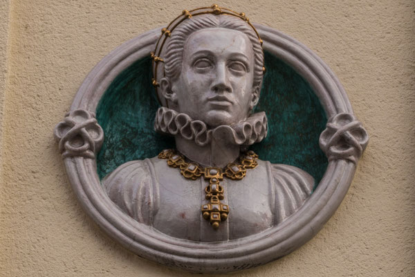 Figur an Hauswand