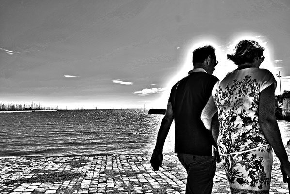 Paar am Hafen