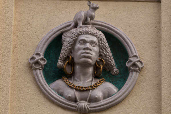 Figur an Hauswand