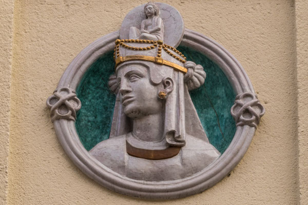 Figur an Hauswand