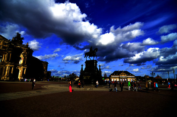 Denkmal vor Semperoper Dresden
