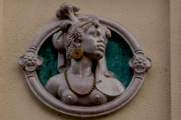 Figur an Hauswand
