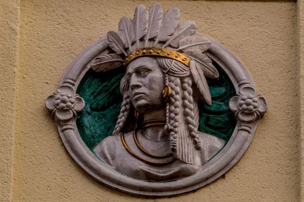 Figur an Hauswand