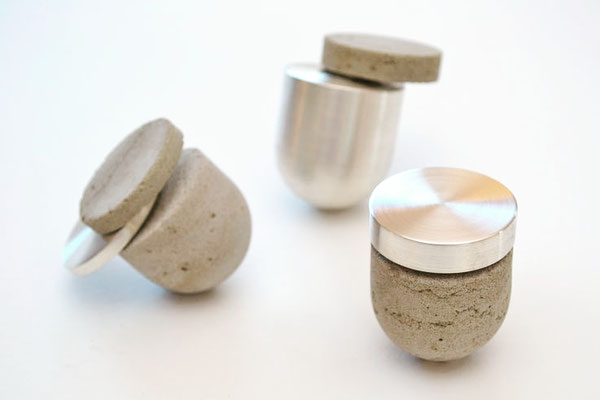 Kinetische Stehaufmännchen aus Silber und Beton