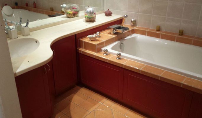 Salle de bain en médium rouge vernis naturel avec plande vasque en résine à Oyonnax