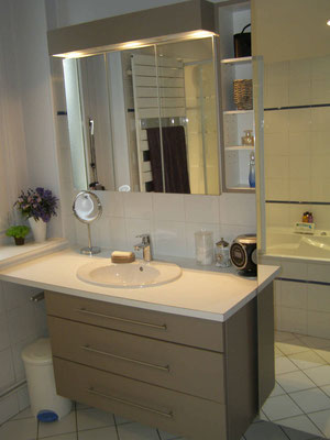 Salle de bain avec grand tiroirs sous plan de vasque, garnd meuble avec porte miroir et meuble haut en miroir à Oyonnax