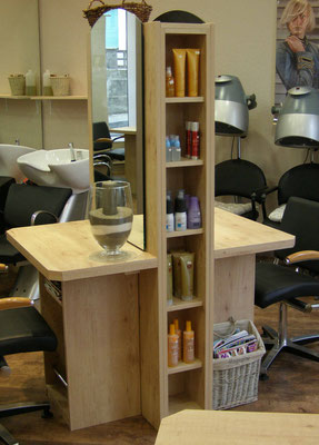 Postes de coiffure centrals sur mesure dans un salon de coiffure à Oyonnax