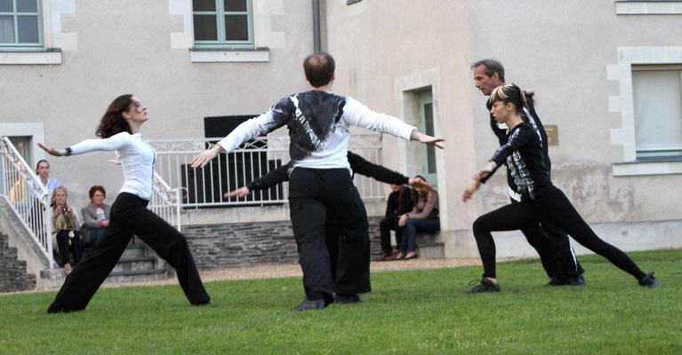 François-Xavier ALEXANDRE, "FX", event chorégraphique de Robert SWINSTON , directeur du CNDC (exposition de l'abbaye de Bouchemaine)