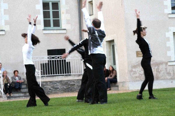 François-Xavier ALEXANDRE, "FX", event chorégraphique de Robert SWINSTON , directeur du CNDC (exposition de l'abbaye de Bouchemaine)