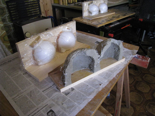Mehlschwalbennester im Bau mit Formen