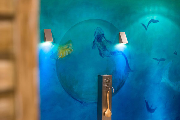 Blaue Wand mit Fischen gemalt von Alina Cesár