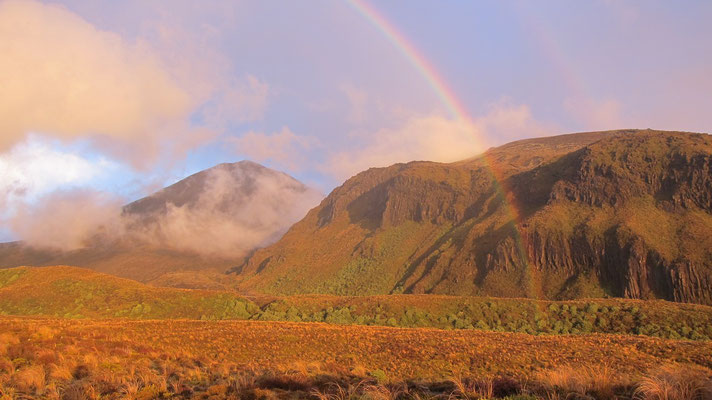 wunderschöner Regenbogen und prächtige Farben zum Sonnenuntergang