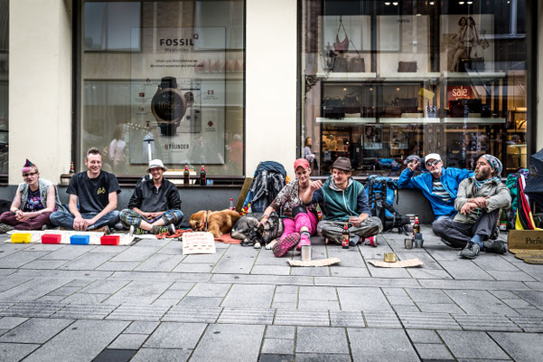 #25 "What the hell are you doing on this planet?"  Natalie, Daniel, Sascha, Nici, Scherbe, Robert, Ingo and the three dogs: "We beautify the cityscape!"