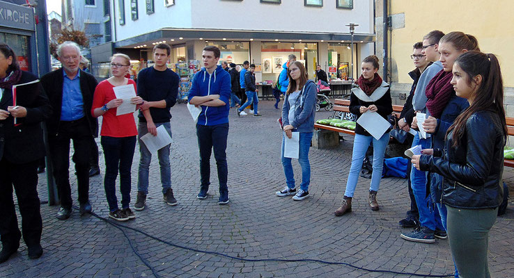 Schülerinnen und Schüler verlasen Kurzbiographien Nürtinger NS-Opfer, Foto: A. Bogdan.