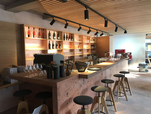 Restaurant mit Theke aus rotem Beton im 300 Jahre alten Haus