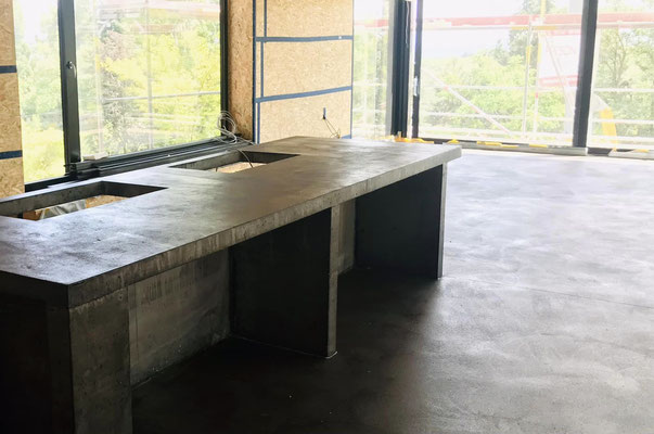 Lieblingsbaustelle: Kochblock aus schwarzem Beton Weisenheim