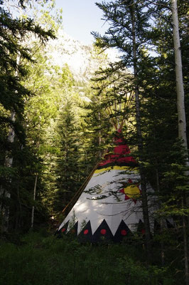 Übernachten im Tipi> SundanceLodge Kananaski Country