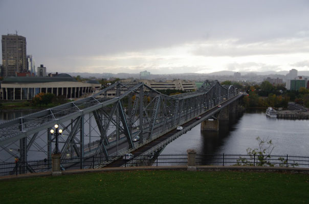 die Brücke über den Ottawa-River verbindet den englischen mit dem französischen Teil