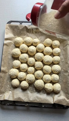 Nach der nächsten Gehzeit sind sie weiter aufgegangen und weiter zusammen. Beim Backen werden sie dann soweit aufgehen, dass sie sich berühren.
