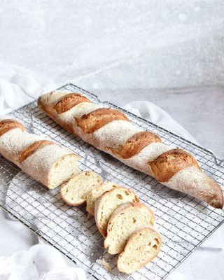 Baguettes eingeschnitten mit Nahtkante unten, der Teig war 1 Tag im Kühlschrank