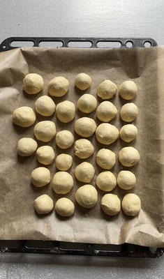 Brötchen mit etwas Abstand aufs Blech legen