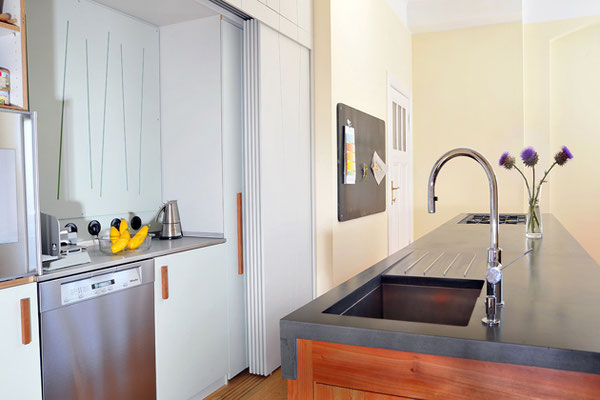 Küche im Berliner Zimmer Beton Arbeitsplatte Platane 