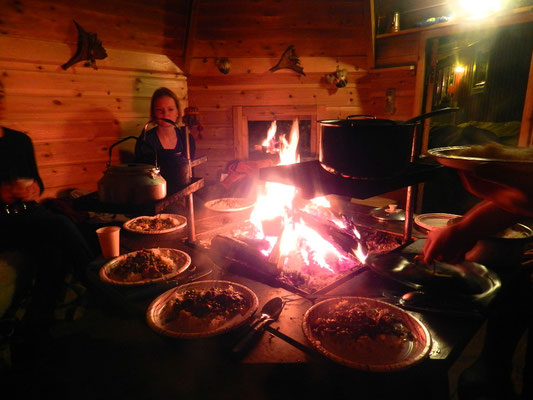 Traditionelles samisches Essen in lappländischer Grillhütte erleben