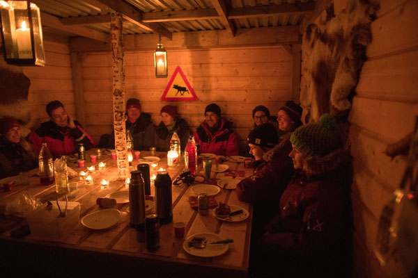 Gemütliches Beisamensein an unserem Windschutz in Lappland