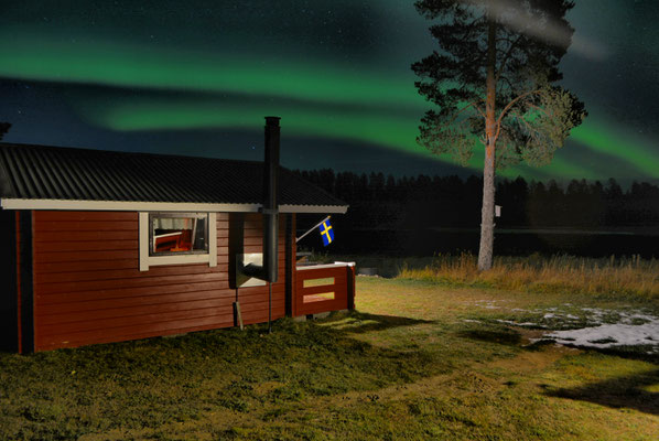 Norrsken över huskyfarmen in Lappland