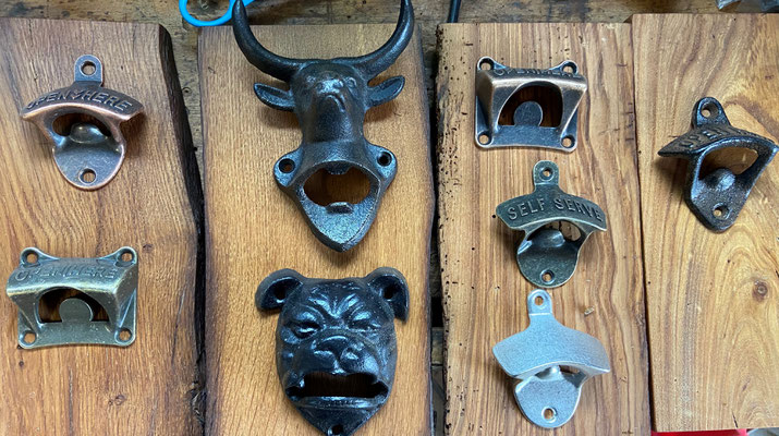 verschiedene Öffnertypen, Grundpreis 5.-, Gusseisen +5 CHF und Figuren (Stier, Hirsch, Hund, etc.) +20 CHF