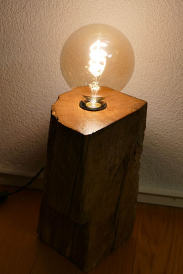 Lampe aus Balkenende mit geölter Stirnseite