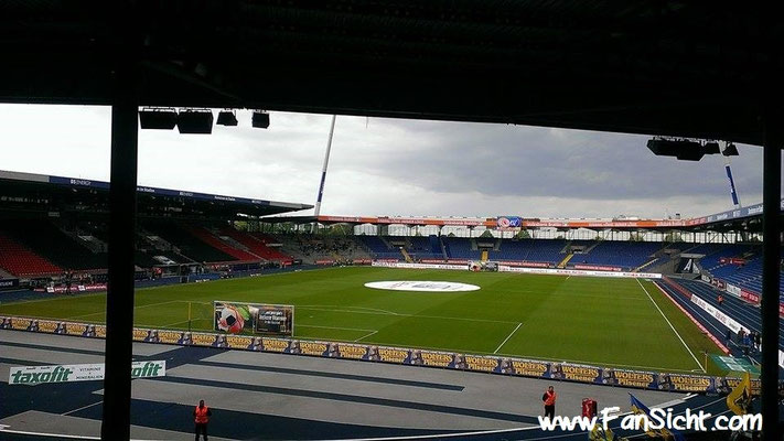 Foto der Sicht im Eintracht Stadion Braunschweig aus Block 8