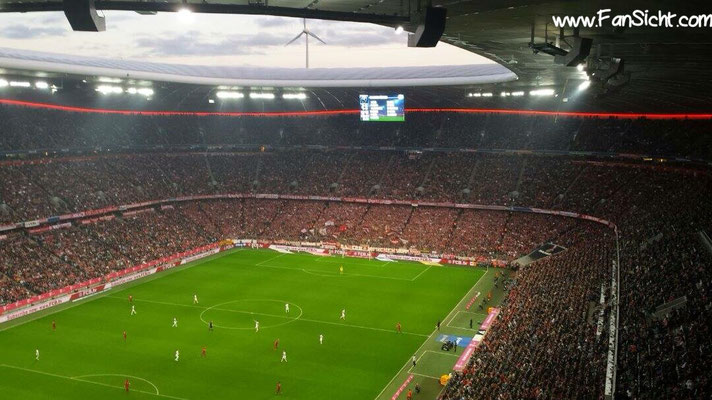 Sicht auf das Spielfeld aus Gästeblock Block 344 in der Allianz Arena des FC Bayern München